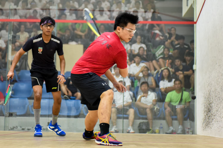 HCI’s Wong Zhen Xuan in action during his match against RI’s Rau Rutvik Bairavarasu. (Photo © Stefanus Ian/Red Sports)