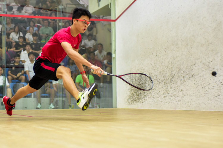 HCI’s Kieren Tan in action during his match against RI’s Clement Hung. (Photo © Stefanus Ian/Red Sports)