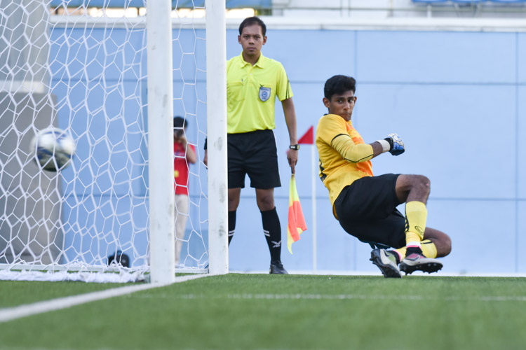 Mukundan Malaiya Maran diving the wrong way during the penalty kicks. (Photo &copy Stefanus Ian/Red Sports)
