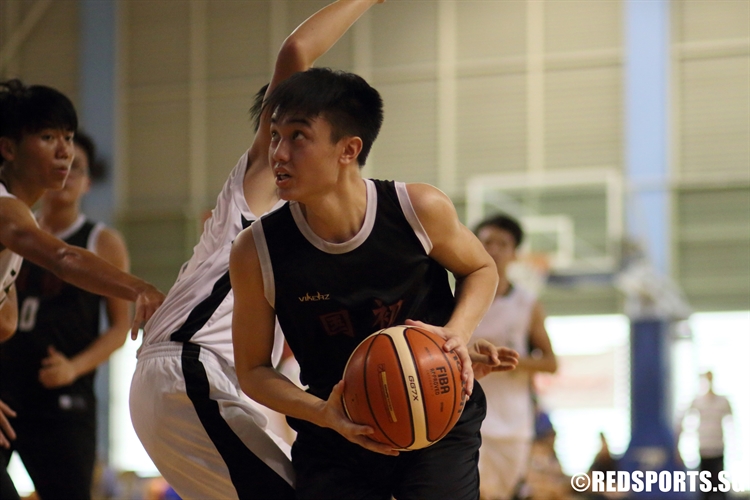 Tan Peng Yu (NJC #7) goes up and under his defender in the paint. (Photo 4 © Dylan Chua/Red Sports)