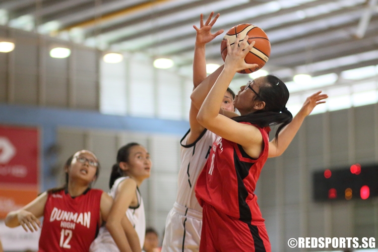 (DHS #10) takes a shot in the paint. (Photo6 © Dylan Chua/Red Sports)
