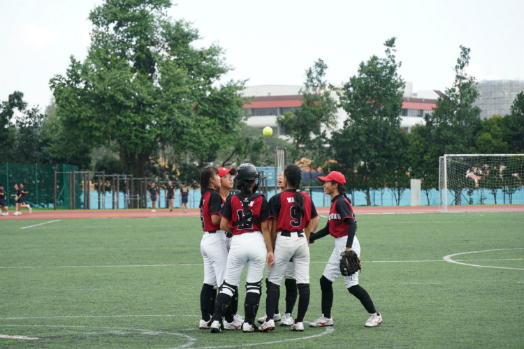 Hwa Chong infielders doing a cheer before an inning.  