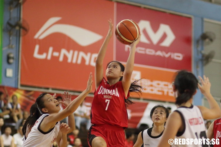 Tan Hui Xiang (DHS #7) gets into the heart of the NJC defence for a lay-up. (Photo 3 © Dylan Chua/Red Sports)