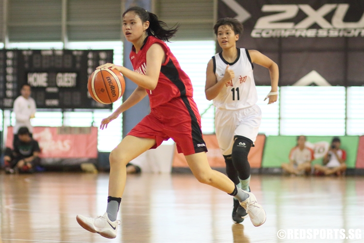 Tan Hui Xiang (DHS #7) controls the ball in the front court. (Photo 9 © Dylan Chua/Red Sports)