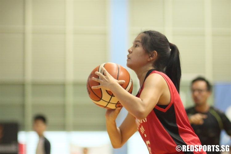 Teh Wen Ruey (DHS #15) squares up for a three-pointer. (Photo 8 © Dylan Chua/Red Sports)