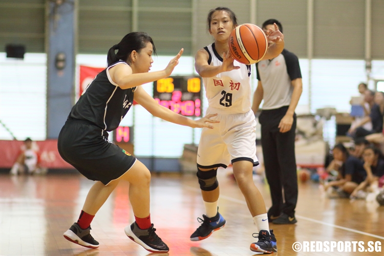 Sylvia Yap (NJC #29) sweeps a pass to the corner. (Photo 3 © Dylan Chua/Red Sports)