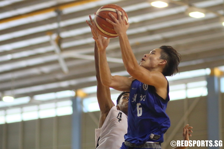Tiong Chuan Yao (MJC #6) goes coast-to-coast for two of his game-high 22 points against NYJC. (Photo 1 © Dylan Chua/Red Sports)