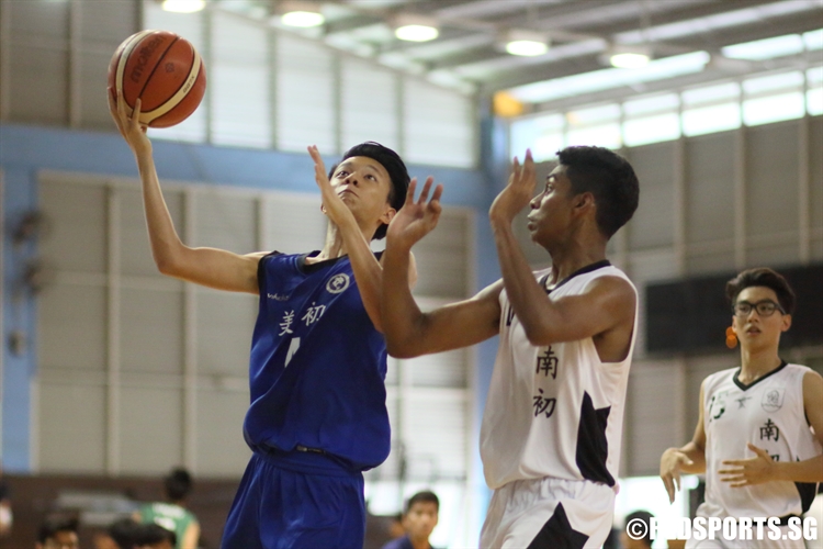 Gan Qing Yang (MJC #4) goes for a lay-up against NYJC. (Photo 5 © Dylan Chua/Red Sports)