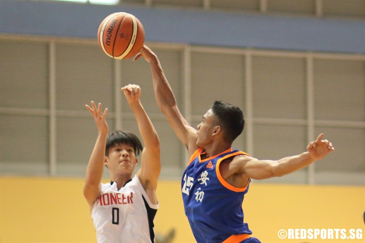 Ram Sunda Putra (AJC #25) rejects Gregory Chan's (PJC #0) three-point attempt. (Photo 7 © Dylan Chua/Red Sports)