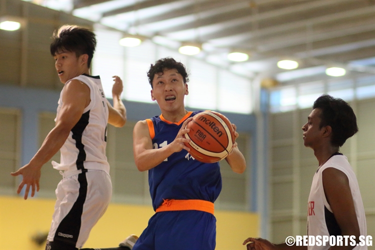 (AJC #21) grabs an entry pass into the paint against PJC. (Photo 10 © Dylan Chua/Red Sports)
