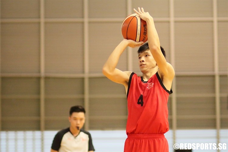 Chua Qi Wei (HCI #4) pulls up for a jumper. The HCI guard scored a game-high 14 points to drive his team to victory. (Photo 1 © Dylan Chua/Red Sports)