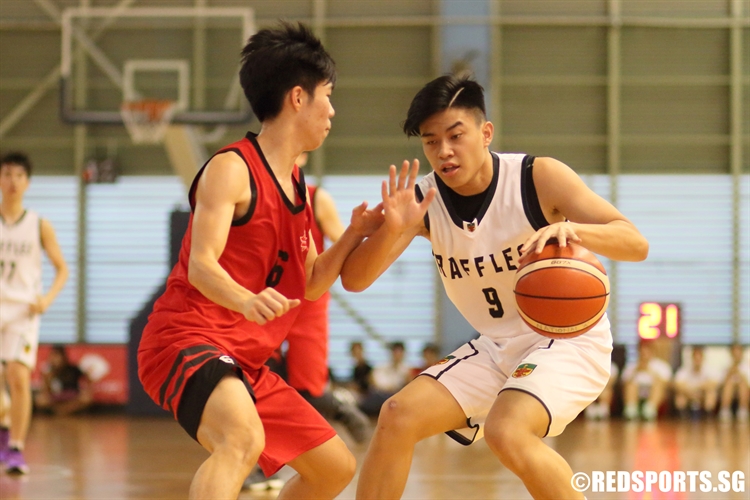 Chua Kai Xuan (RI #9) looks to drive into the paint against HCI. (Photo 4 © Dylan Chua/Red Sports)