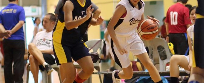 Ong Sze Yan (VJC #7) drives baseline against her defender. She finished with a game-high 22 points. (Photo © Chan Hua Zheng/Red Sports)