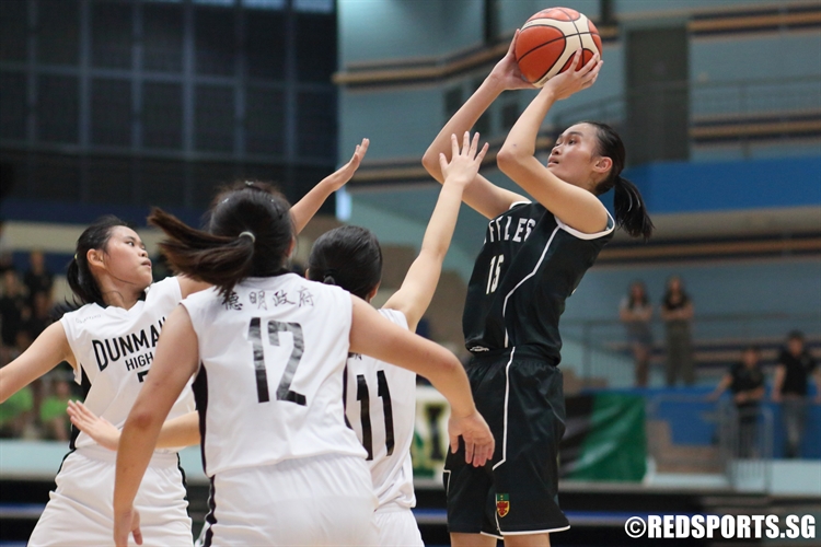 Shannon Tiong (RI #15) towers over the defense for a shot. (Photo  © Chan Hua Zheng/Red Sports)