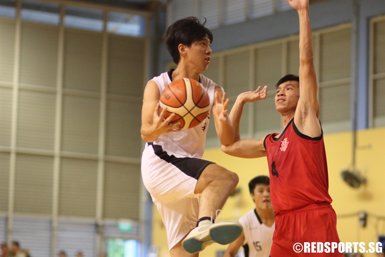 TJC #11 rises for a lay-up against the defense. (Photo  © Chan Hua Zheng/Red Sports)