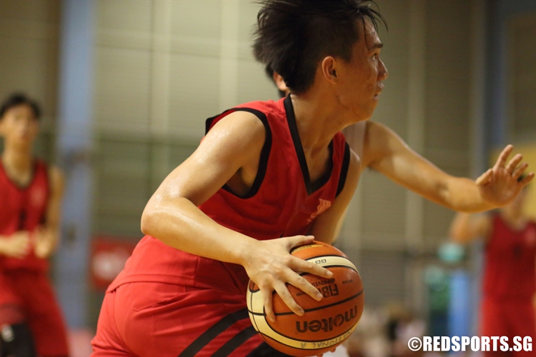 Lin Yuan Xun (HCI #3) blows by his defender on a baseline drive. (Photo  © Chan Hua Zheng/Red Sports)