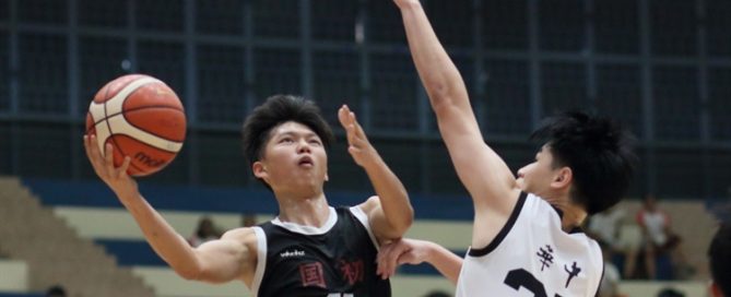 Huang Yifan (NJC #22) soars for a lay-up against HCI. The NJC forward scored 19 points to lead his school to their first every final. (Photo 1 © Dylan Chua/Red Sports)