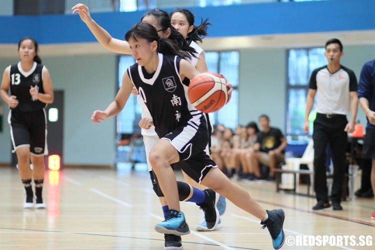 Natrecia Tsai (NYJC #0) beats her defender on a drive to the basket. (Photo 7 © Chan Hua Zheng/Red Sports)