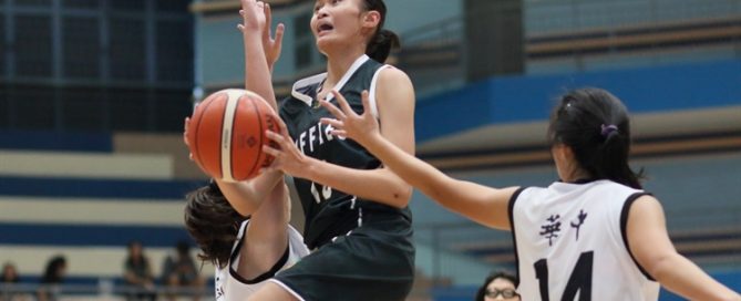 Shannon Tiong (RI #15) rises for a lay-up to score two of her 13 points. (Photo 1 © Dylan Chua/Red Sports)