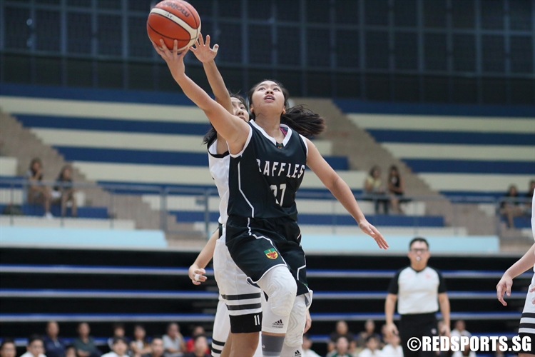 Patricia Orenza (RI #27) gets past her defender for a contested lay-up in the paint. (Photo 10 © Dylan Chua/Red Sports)