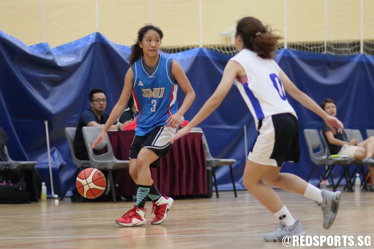 Joey Ong (SMU #3) surveys the floor as she handles the ball. (Photo  © Chan Hua Zheng/Red Sports)