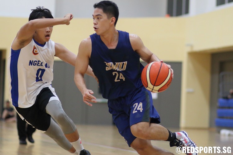 Tan Ka Jin (SMU #24) drives baseline against the defense. (Photo  © Chan Hua Zheng/Red Sports)
