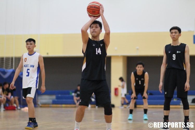Gary Yeo (SIM #14) aims on a free throw attempt. (Photo  © Chan Hua Zheng/Red Sports)