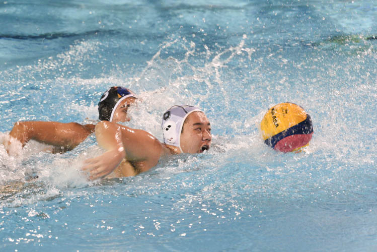 Adric Ng (RP #6) swimming with the ball towards NP's goal. (Photo 1 © Stefanus Ian/Red Sports)