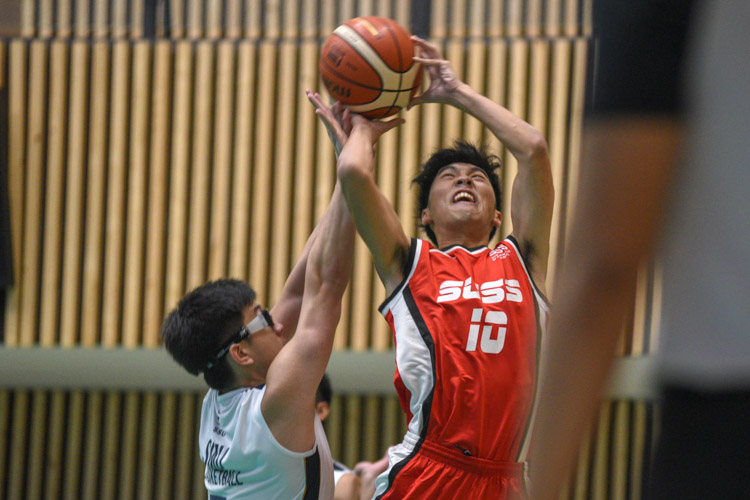 Singapore Management University (SMU) clinched their first victory for the Singapore University Games (SUniG) basketball championship with a strong 76-49 win over newcomers Singapore University of Social Sciences (SUSS). (Photo 1 © Stefanus Ian/Red Sports)