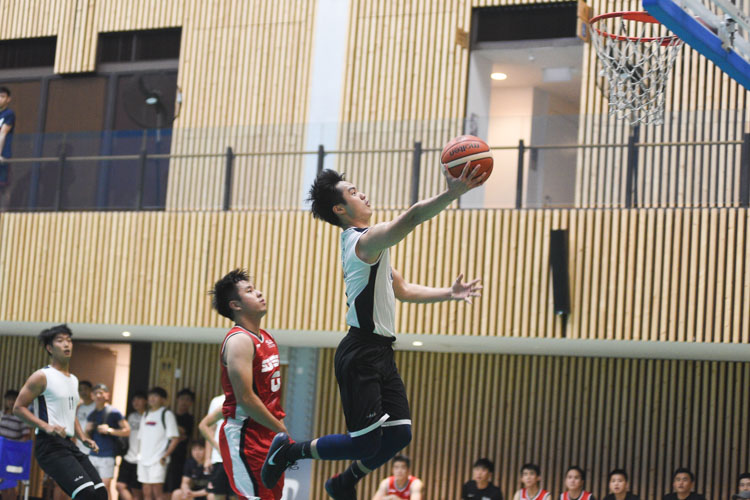 Singapore Management University (SMU) clinched their first victory for the Singapore University Games (SUniG) basketball championship with a strong 76-49 win over newcomers Singapore University of Social Sciences (SUSS). (Photo 1 © Stefanus Ian/Red Sports)