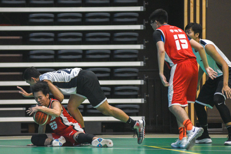 Goh Bing Da (SUSS #25) fighting for possession during the game. (Photo 2 © Stefanus Ian/Red Sports)