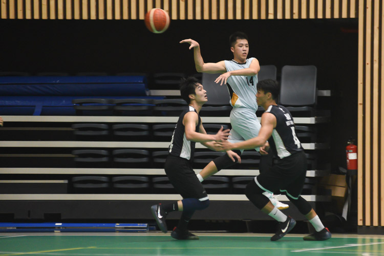Gary Yeo (SIM #14) making a quick pass after driving towards the basket. (Photo 1 © Stefanus Ian/Red Sports)
