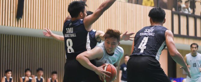 Ng Kian Hao (SIM #27) grabbing an offensive rebound while being surrounded by SMU players during the match. (Photo 1 © Stefanus Ian/Red Sports)