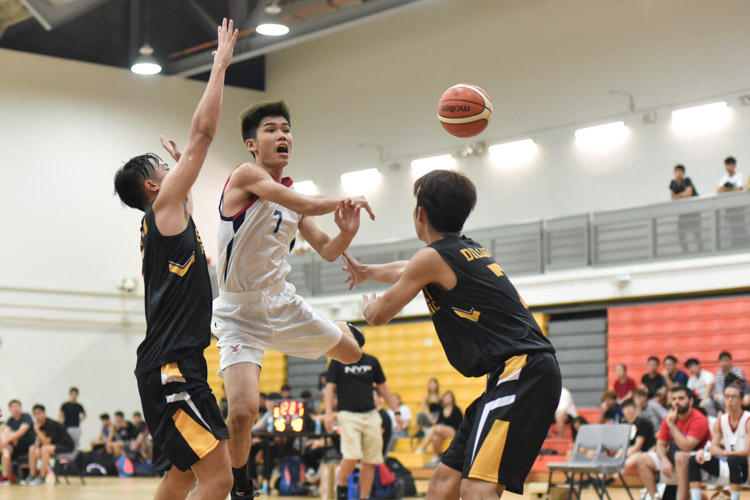 Nanyang Polytechnic's captain Jeryl Neo making a no-look pass after driving into the paint. (Photo 1 © Stefanus Ian/Red Sports)