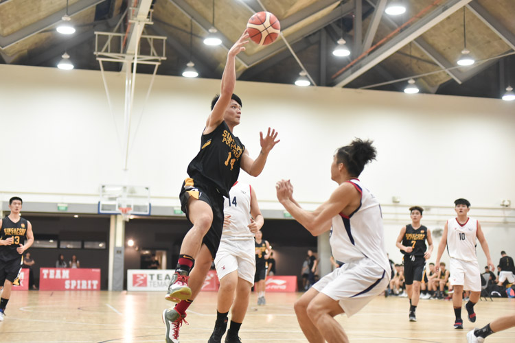 Singapore Polytechnic's Tan Yih Jing (#14) making a pass to his teammate durin their POL-ITE match against Nanyang Polytechnic. (Photo 1 © Stefanus Ian/Red Sports)