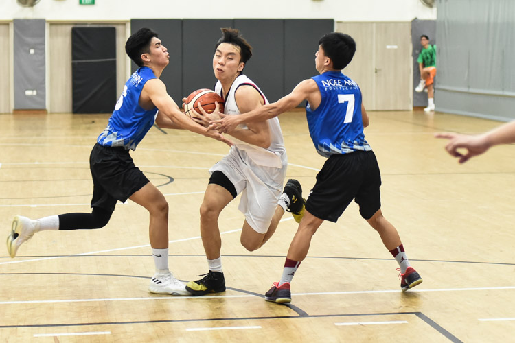 Kelvin Lim (TP #22) being closely guarded as he drives to the basket during the match between Temasek Polytechnic and Ngee Ann Polytechnic. (Photo 1 © Stefanus Ian/Red Sports)