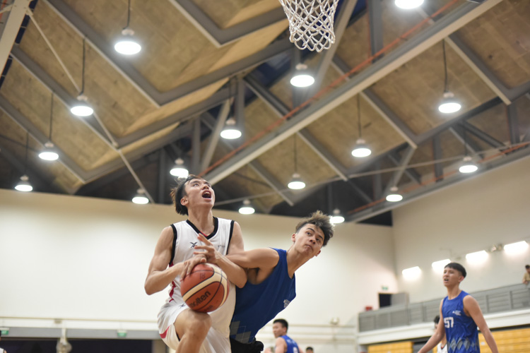 Kelvin Lim (TP #22) being fouled by Champion Sheng Jie Oscar Challander (NP #1) on his way to the basket during the match between Temasek Polytechnic and Ngee Ann Polytechnic. (Photo 1 © Stefanus Ian/Red Sports)