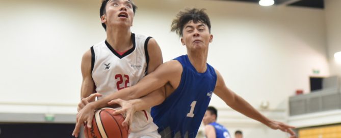 Kelvin Lim (TP #22) being fouled by Champion Sheng Jie Oscar Challander (NP #1) on his way to the basket during the match between Temasek Polytechnic and Ngee Ann Polytechnic. (Photo 1 © Stefanus Ian/Red Sports)
