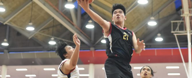 Toh Jing Bo (TP #21) rising for a lay up during the match between Temasek Polytechnic and Nanyang Polytechnic. (Photo 1 © Stefanus Ian/Red Sports)