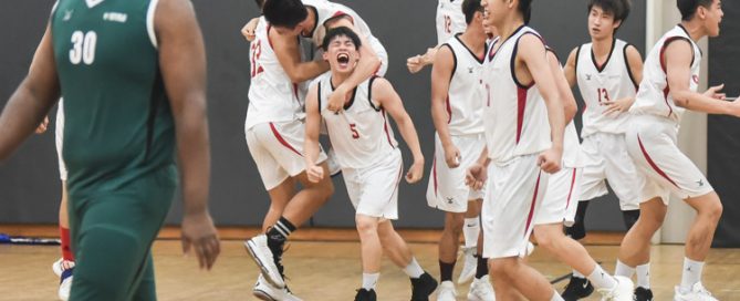 Temasek Polytechnic basketballers screaming in celebration as they clinched the championship from title holders Republic Polytechnic with a close 64-62 victory. (Photo 1 © Stefanus Ian/Red Sports)