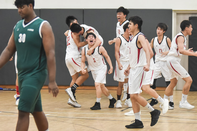 Temasek Polytechnic basketballers screaming in celebration as they clinched the championship from title holders Republic Polytechnic with a close 64-62 victory. (Photo 1 © Stefanus Ian/Red Sports)