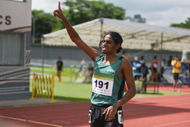 Kiranraj s/o Suresh pointing his index finger as he crosses the line during the Men's 1500 Metre Run Open race. (Photo 1 © Stefanus Ian/Red Sports)