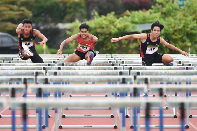 (Left to right) Hairul Syamil Bin Mardan of NYP, Hafiz bin Misnal of TP and Isaac Toh of NYP racing together in the centre lanes during the 2018 POL-ITE 110m hurdles race. (Photo 1 © Stefanus Ian/Red Sports)