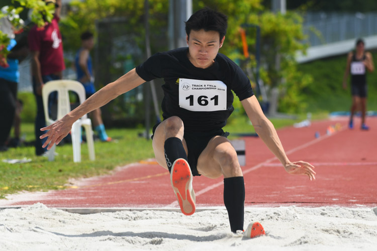 Chan Zhe Ying (#161) of NUS won the Men's Triple Jump event with a distance of 14.40m. (Photo 1 © Stefanus Ian/Red Sports)