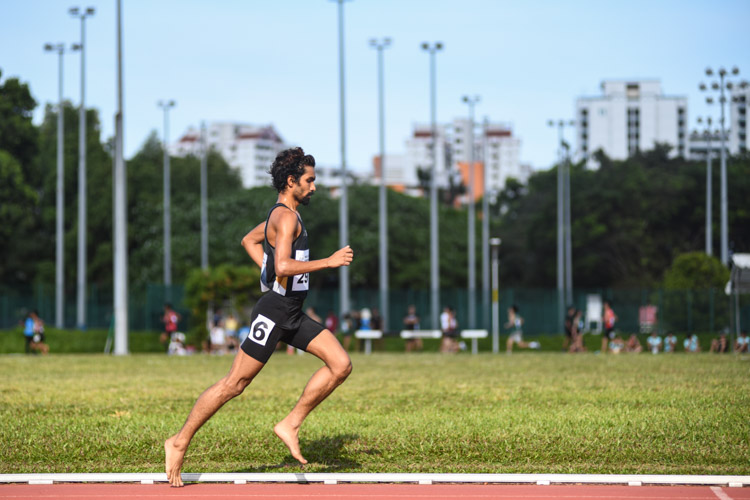 Nabin Parajuli competing in the Men's 5000m race. (Photo 1 © Stefanus Ian/Red Sports)