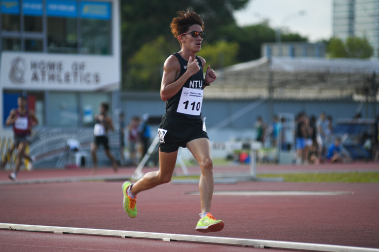 Dillon Lee of NTU racing in the Men's 5000m race. (Photo 1 © Stefanus Ian/Red Sports)