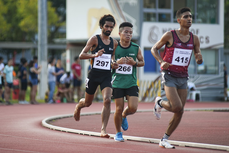 Nabin Parajuli of SIM (#297) trailing behind Karthic Harish of SUTD (#415) in the Men's 5000m race. (Photo 1 © Stefanus Ian/Red Sports)