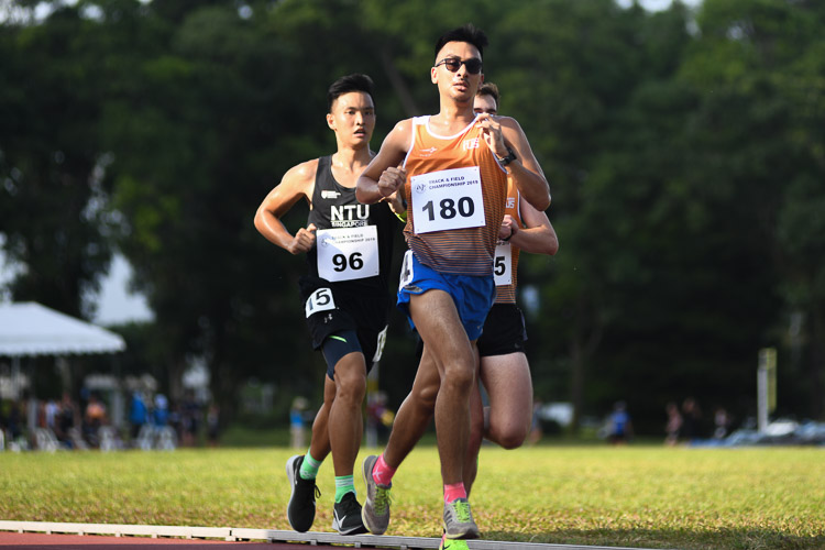 Shohib Marican of NUS (#180) finished third in the Men's 5000m race with a time of 17:13.68. (Photo 1 © Stefanus Ian/Red Sports)