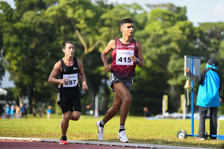 Karthic Harish of SUTD (#415) and Fo Ang of SIM (#287) competing in the Men's 5000m race. (Photo 1 © Stefanus Ian/Red Sports)