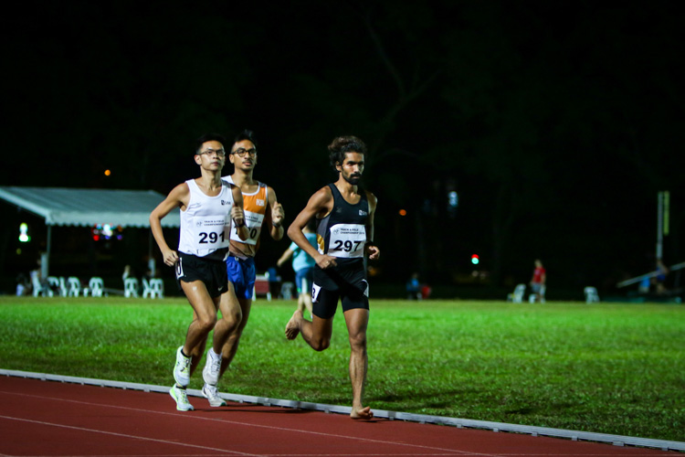 The top three runners breaking away from the rest of the pack in the men's 10,000m. (Photo 1 © REDintern Young Tan)